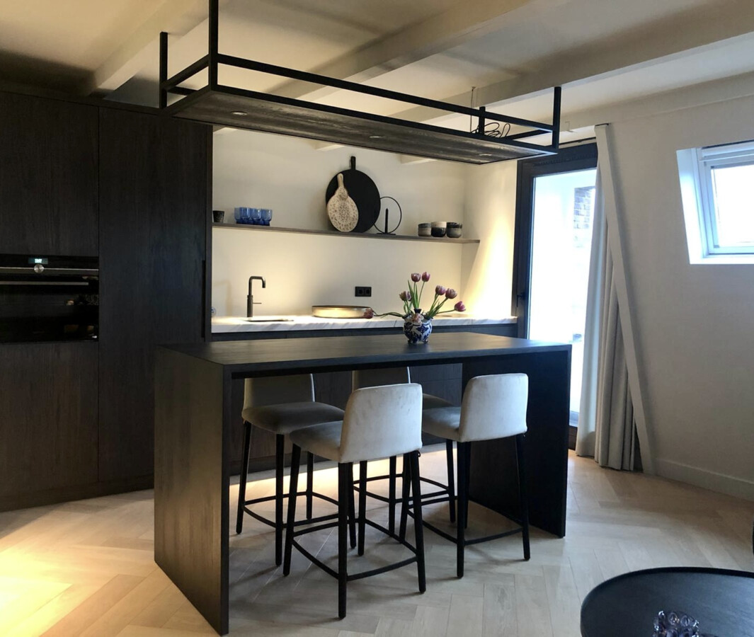 Keuken met tulpenvaas