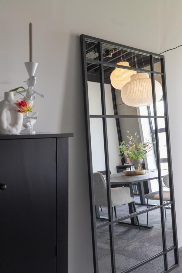 SPOT038 white spiegel 55